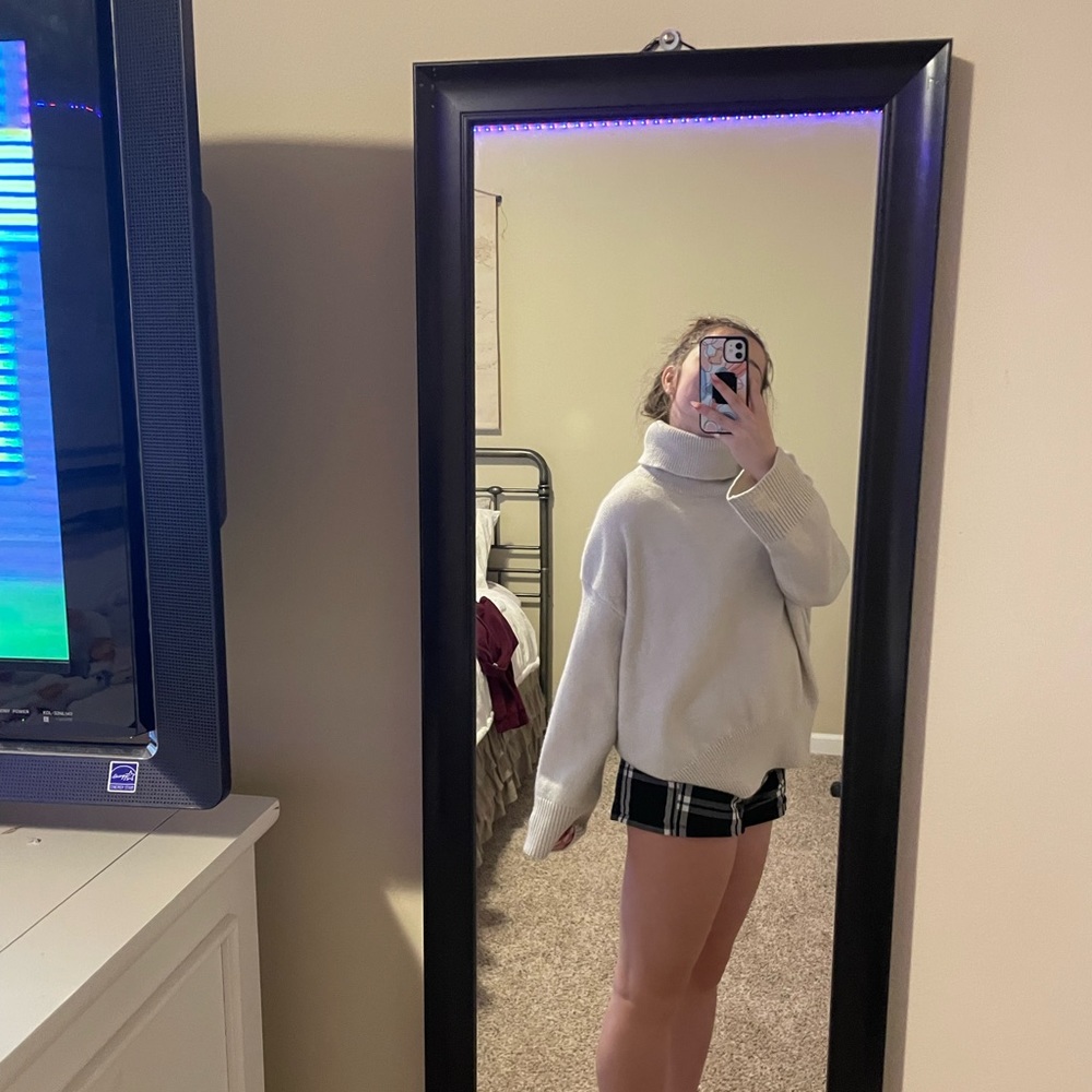 H&M beige turtleneck